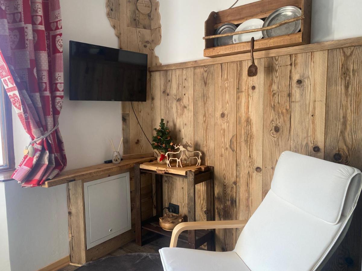 Maison Rongier Nel Centro Di Конь Екстер'єр фото